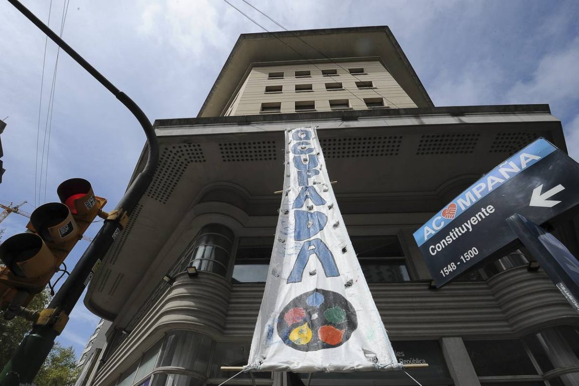 Estudiantes de Psicología ocupan la facultad desde el lunes, y el martes se ocupa Ciencias Sociales e Información y Comunicación | La Diaria