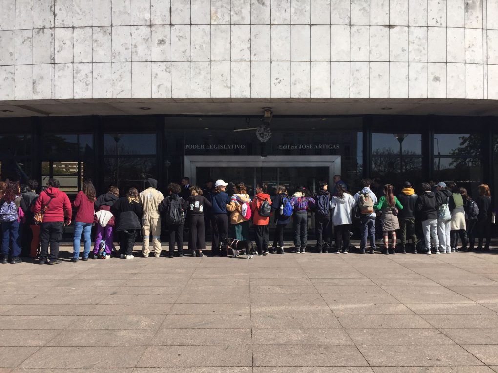 Docentes de la Udelar se manifiestan frente al anexo del Palacio Legislativo | Montevideo Portal