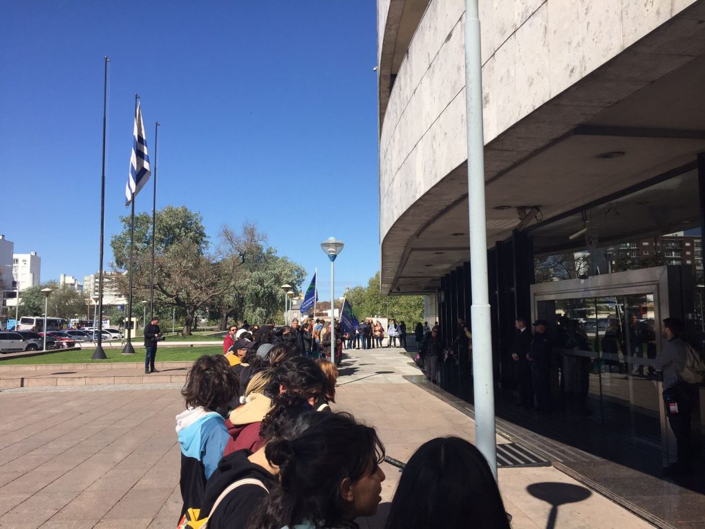 La Asociación de Docentes de la Universidad de la República rodea el anexo del Palacio Legislativo en contra de los recortes presupuestarios para la UdelaR.