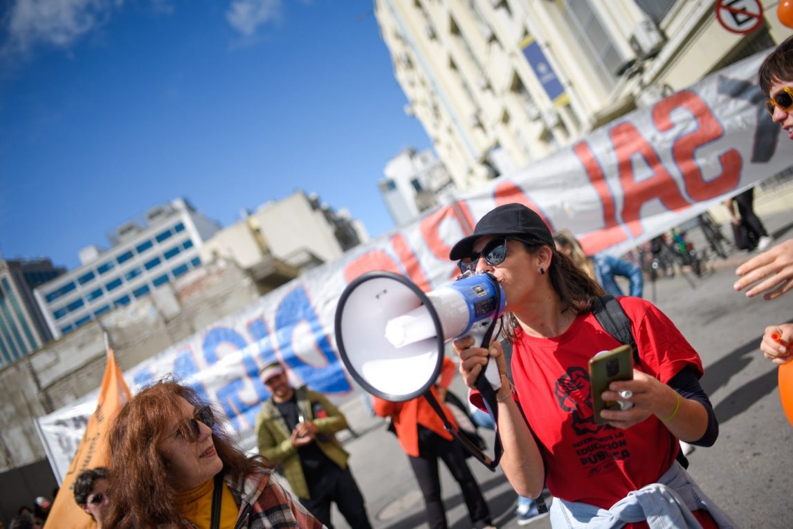 Docentes de secundaria de Montevideo van a huelga; también lo harán los profesores de la UdelaR |  El Observador | 1-10