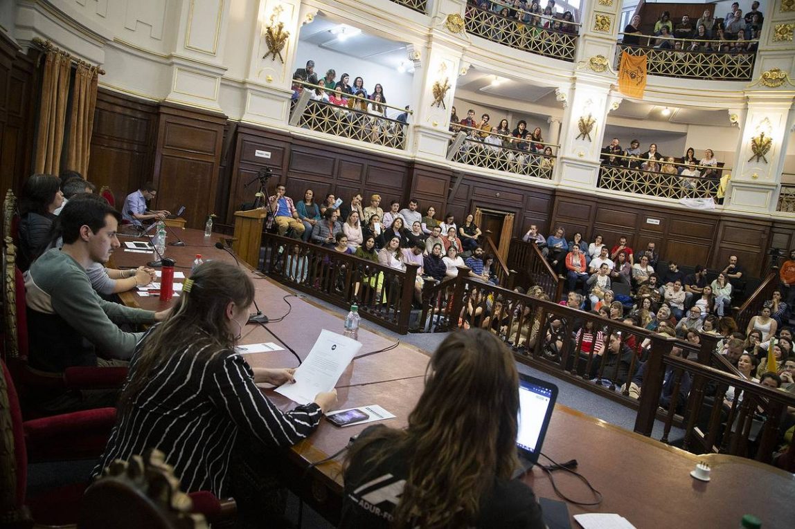 Más de 400 docentes grados 1 y 2 de la Udelar se reunieron en una primera Asamblea Nacional para analizar la situación de “precarización laboral” | La Diaria | 8-11